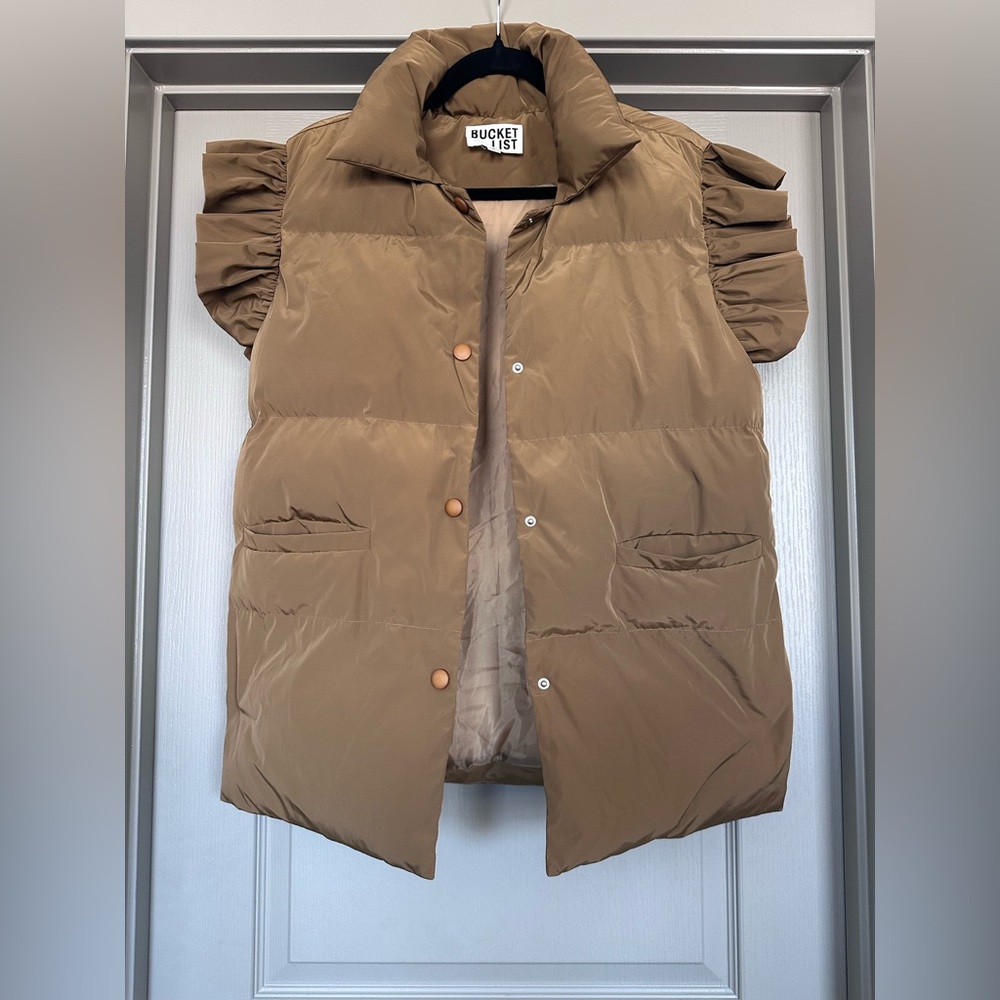 Bucket List Ruffle Sleeve Puffer Vest Gold Tan Quilted Statement Vest Sz S - Picture 7 of 12